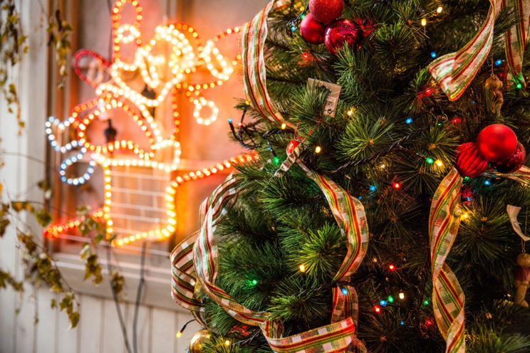 How Christmas Garlands Add Meaning to Your Flocked Tree